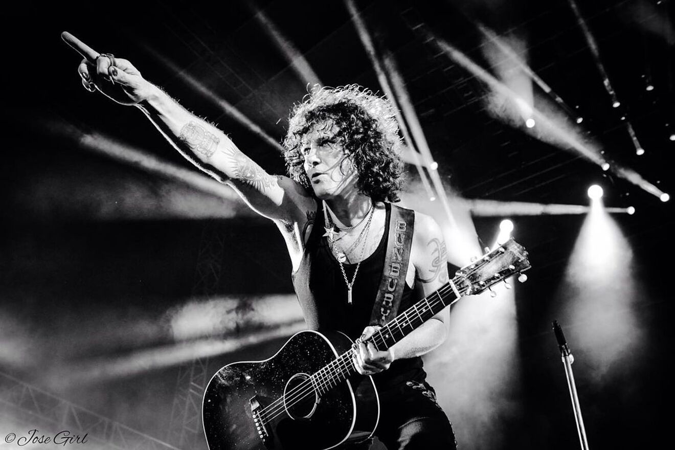 Enrique Bunbury on stage